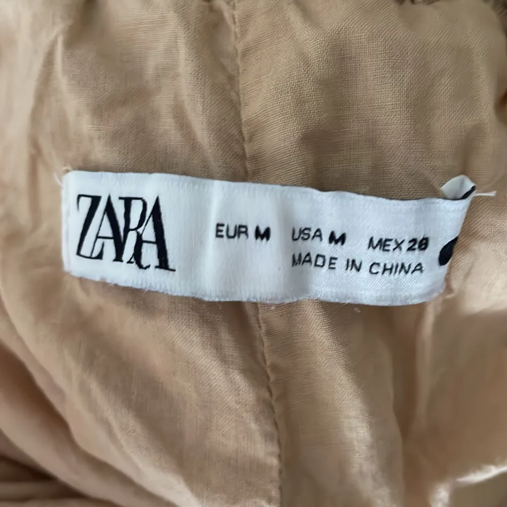 Helt oanvänd kjol från Zara, säljer pågrund av att det inte riktigt är min stil. Storlek M men passar även S. Kjolar.