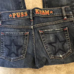 Bootcut jeans me skitfina fickor o text på baksidan😍 - Så fina jeans men tyvärr alldeles försmå för mig, dom har sååå fina fickor oxå🥰