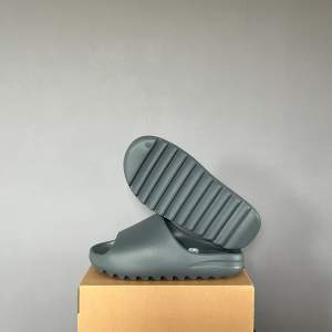 Yezzy Slide Slate Marine    Storlek: 44,5  Skick: DS (Helt Nya)  Pris: 1100kr    Allt Medföljer