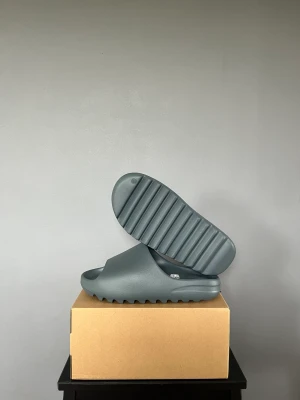 Yezzy Slide Slate Marine - Yezzy Slide Slate Marine    Storlek: 44,5  Skick: DS (Helt Nya)  Pris: 1100kr    Allt Medföljer