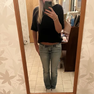 Lågmidjade utsvängda jeans  - Aldrig använda. Säljer pga lite för korta 