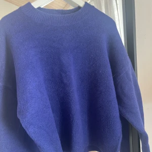 Stickad tröja zara  - Blå, stickad tröja från zara i nyskick. 