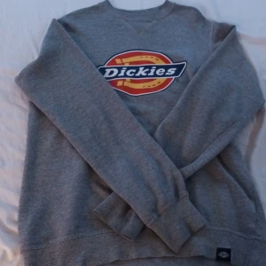 Dickies tröja  - En snygg dickies tröja som intr kommer till användning, i bra skick! Skriv för frågor eller fler bilder! :)
