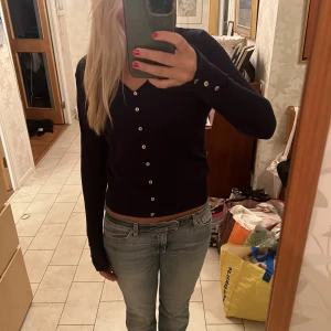 Kofta  - Marinblå kofta med silver knappar 