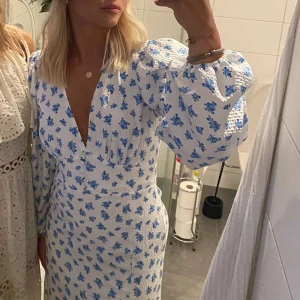 Klänning - Långklänning med stora armar o tajtare vid kroppen, med slits. Använd 1 gång 