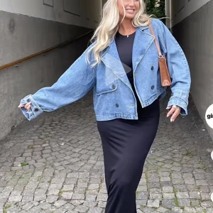 Ginatricot jeansjacka - Denna extremt snygga jeansjacka från gina som är slutsåld i alla storlekar!! Hade velat ha större därav säljer jag😪