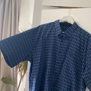 tommy hilfiger skjorta - oversized skjorta som är lätt att stylea,  köpt secondhand men aldrig använd utav mig, gott skick och inga synliga defekter