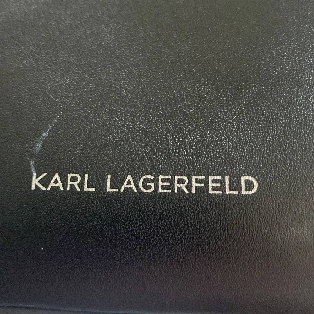 Karl Lagerfeld väska med choupette tryck. Minimala tecken på användning 💕(se bild). Väskor.