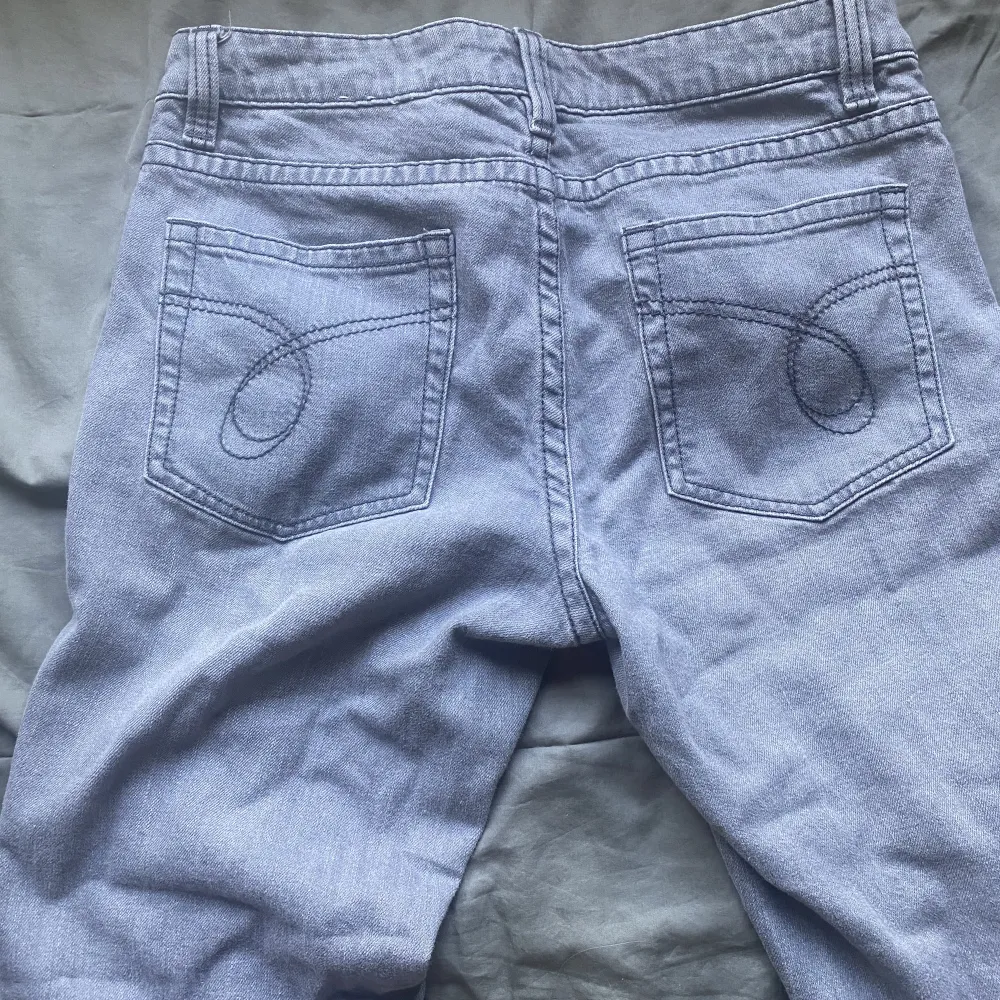 Lågmidjade jeans, strl 40. Passar mig som är en S/M. Sitter jättefint på. Jeans & Byxor.