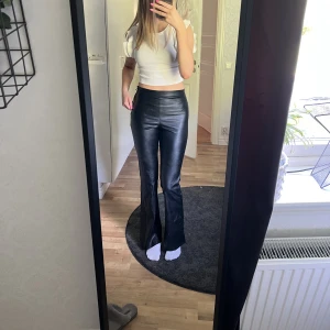 Skinnbyxor bootcut - Skinnbyxor i en bootcut modell, endast använda några gånger💞 från Gina i storlek Xs