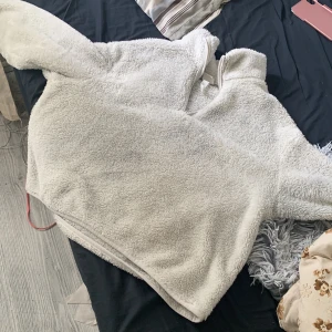 Mysig tjocktröja - Skicket är med väldigt bra. Den är väldigt gosig att ha på sig. Nästan aldrig använd. Kanske 2-3 gånger.