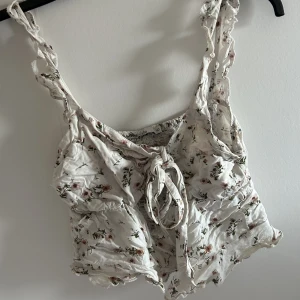 Blommigt linne - Blommigt linne från nelly, liten i storlek passar 36/38