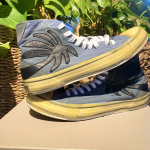 Palm Angels Vulcanized Sneaker - Hej, säljer ett par handmade Palm Angels High top Sneakers. De är i använt skick och säljer därför billigt. Originalfärgen va vit men har färgat den till jeans. Box ingår.Storlek 44 och True To Size. Pris inte hugget i sten. Tveka inte på att höra av dig!