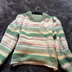 stickad tröja  - en superhärlig stickad tröja till hösten, jätte mysig sticks inte. Sitter lite overzised