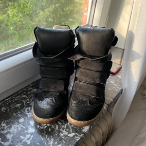 Isabel marant skor - Säljer mina jätte fina marant skor för de kommer inte till någon användning mer. Köpta för 1 år sedan och väldigt sparsamt använda. Skriv för fler bilder!💗 är i storlek 38. 