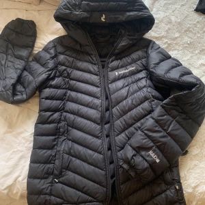 Peak performance jacka - Säljer den tunnare vanliga modellen av peak jacka, jackan är väl använd och fickan i jackan har gått sönder alltså inte dragkedjan (kan lösa bilder vid intresse) samt att den har en liten fläck vid ena armen som man inte tänker på! ☺️