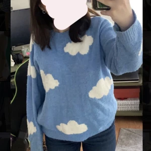 söt blå tröja med moln - Säljer min absolut gulligaste lite oversize tröja!! Den är sjukt skön!!Lite luddig efter den blivit tvättad men man tänker knappt på det. Skriv för fler frågor. 
