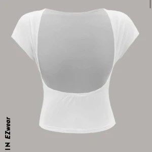 Tröja med öppen rygg  - Vit tröja men öppen rygg säljer för att den är för stor helt oanvänd Original pris 69kr