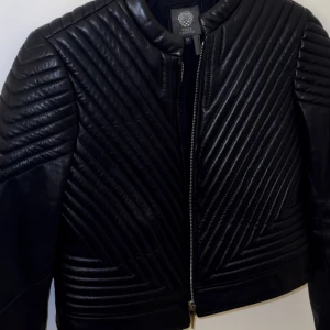 Skinnjacka - Skinnjacka från Vince Camuto äkta läder, ny skick