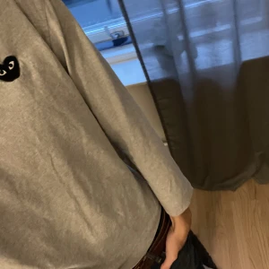 Comme des Garcons tröja - Säljer min snygga långärmade cdg tröja, sitter som S/M