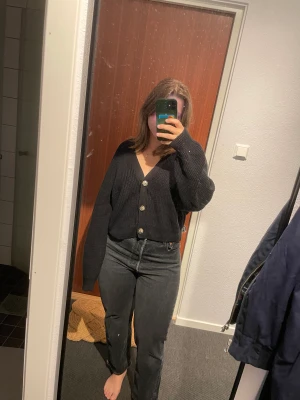 Cardigan - Stickad cardigan från monki. Använd men i fint skick. Storlek m. 