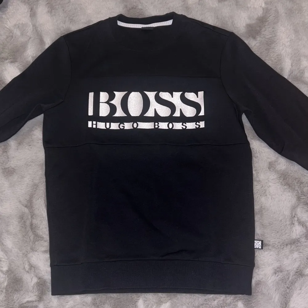 Svart Hugo Boss - 750kr Hugo Boss French Terry, helt ny aldrig använd 1200kr. Hoodies.