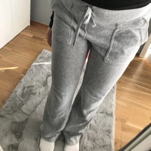 Juicy byxor  - Säljer mina gråa juicy byxor, fem har defekt på snörena båda metallbrickorna har lossnat från snörerna men d syns knappt och man tänker inte på d annars är dem i ganska bra skick, säljs pga att dem ej används 