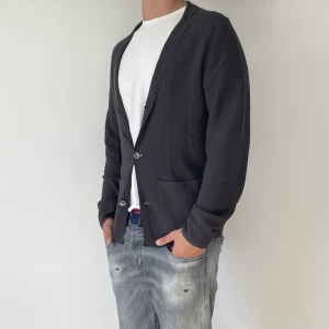 Massimo Dutti Kofta  - Massimo Dutti Kofta - storlek M/L - varan är i bra skick, inga flaws- modellen är 188cm och 83kg - vid frågor eller funderingar är det bara att skriva!