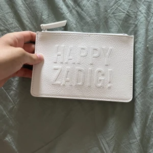Zadig Voltaire plånbok - Zadig plånbok/korthållare/liten extra förvaring som kan vara absolut vad som helst! Den är i jättebra skick och knappt använd! Om många intresserade så blir det budgivning💕