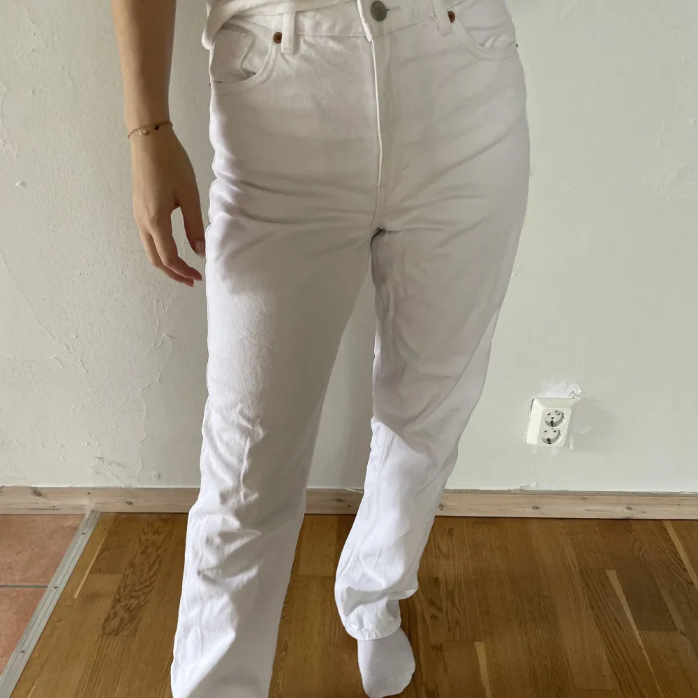 Vita jeans från MonkI, använda 1 gång då de är förstora. . Jeans & Byxor.