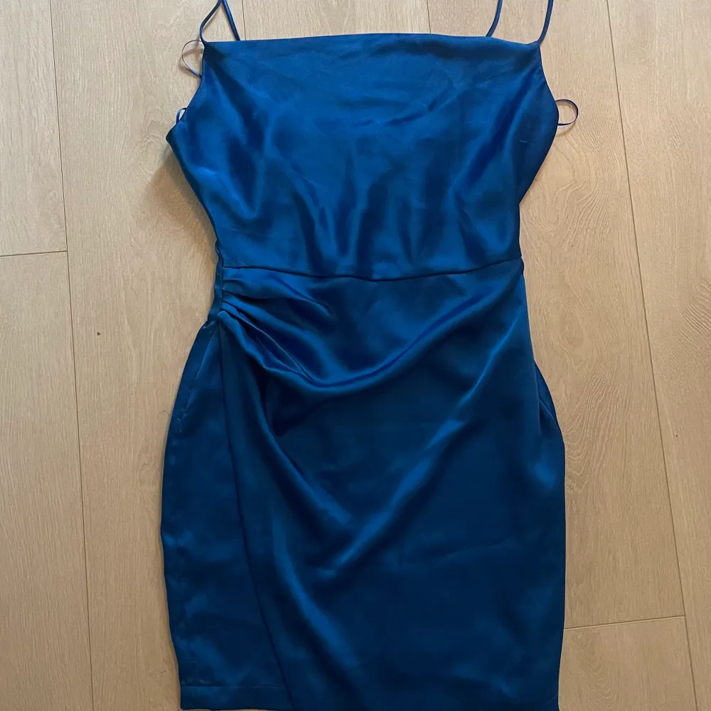 Blå klänning från zara i storlek S. Använd 1 gång. Klänningar.