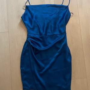 Blå klänning från zara i storlek S. Använd 1 gång