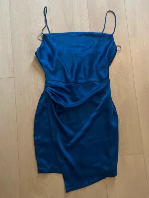 Blå klänning från Zara - Blå klänning från zara i storlek S. Använd 1 gång