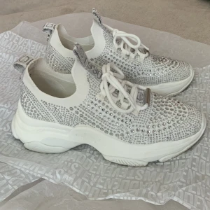 STEVE MADDEN SNEAKERS  - Säljer mina glittriga Steve Madden sneakers🪩Endast använda 1 gång, som nya!! Nypris 1250kr, mitt pris 900kr✨