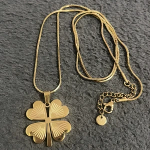 Stainless Steel halsband ✨🍀  - Stainless Steel halsband i form av en fyrklöver ✨🍀 fyrklövrar sägs bringa lycka🫧🦋 
