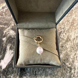 Maria Nilsdotter Berlock - Så snygg berlock från Maria Nilsdotter! Köpt på deras sample sale (går inte att köpa längre) kan användas som örhänge eller halsband! Pris går att diskutera! 