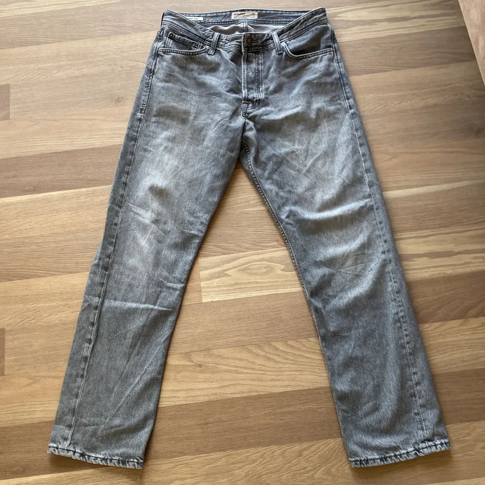 Jeansen är i bra skick i storlek 31/32 Säljer för jeansen va för stora. Jeans & Byxor.