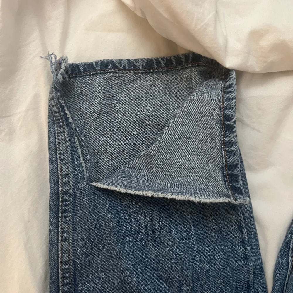 Blåa jeans med slits storlek 34 längd 32 Aldrig använda då dom är förkorta på mig. Beställda från Nelly . Jeans & Byxor.