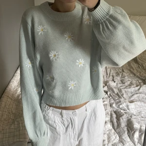 Stickad tröja - Stickad tröja ifrån h&m i storlek xs, jätte fin å söt, 120kr