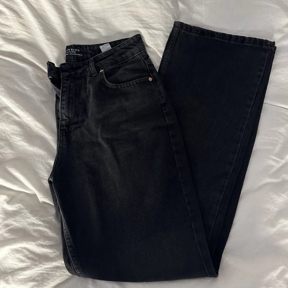 Helt oanvända denim jeans, svart gråa 🌸. Jeans & Byxor.