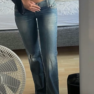 Levis Lågmidjade bootcut/straight leg jeans  - Lågmidjade jeans från Levis, modell ”eve” square cut straight leg.  Blandning mellan raka och bootcut enligt mig.  Bra längd för mig som är 166 Säljer pga för små. Helt oanvända! Midjan: 33 cm och innebenslängd: 79 cm