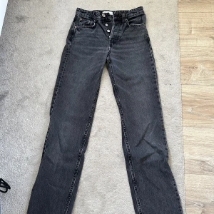 Svarta, gråa Straight jeans  - Jätte sköna och snygga zara jeans i midrise , perfekt längd och i bra kvalitet och skick