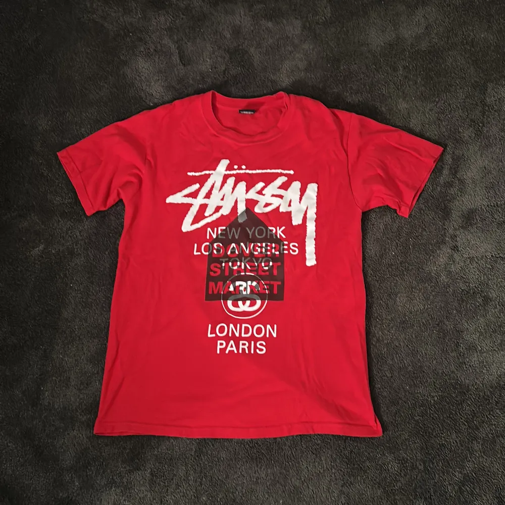 Extremt fet och extremt limiterad stussy x dsm tisha. Helt slut överallt och kommer aldrig säljas igen. Storlek M Sparsamt använd 9/10 cond Köpt på DSM london i december och har kvitto för den. T-shirts.