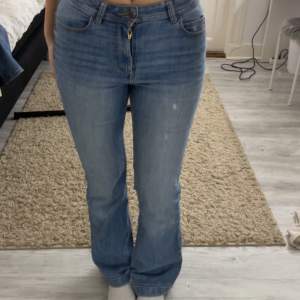 Mid Waist jeans från JDY storlek 27 längd 30, perfekt längd på kortare (är 1,58). säljer då dom inte kommer till användning längre.