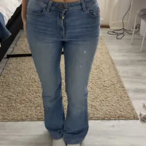 Mid Waist jeans från JDY storlek 27 längd 30, perfekt längd på kortare (är 1,58). säljer då dom inte kommer till användning längre.