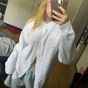 Kofta - Stickad vit kofta med super fina små detaljer. 