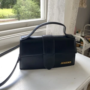 Jacquemus väska - Kopia av Jacquemus väskan ”Le Grand Bambino”. I mycket fint skick. Väldigt lik originalet.