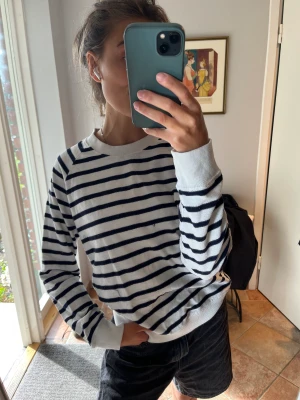 Tjocktröja från Bershka  - Randig tjocktröja från Bershka i vitt och blått! Perfekt till hösten🌿🍂