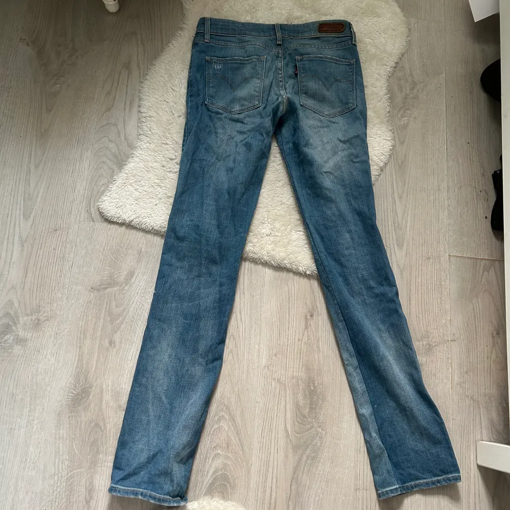 Lågmidjad ljus blåa Levis jeans med några difekter och därför billigt pris. Dem är raka i benen och är lite långa på mig som är 160. Jeans & Byxor.