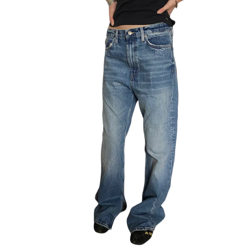 Snygga baggy jeans från Zara⭐️Jag är 179 cm för referens och dom är väldigt långa på mig . Jeans & Byxor.